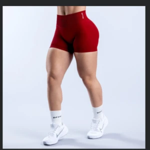 Röda Dyfne shorts - Snygga röda shorts från Dyfne i färgen Crimson, köpta i julas, limited edition de går alltså ej att köpa längre. Säljer då de ej kommer till användning. Kom privat för egna bilder eller vid frågor! Frakt tillkommer