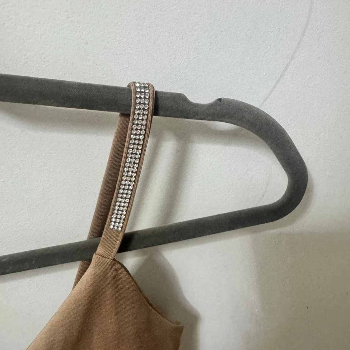 Beige bodysuit med strassband - 1