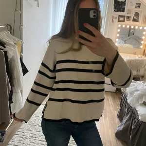 Randig stickad tröja - Såå fin randig stickad tröja som jag knappt är använd! 🌸🤗