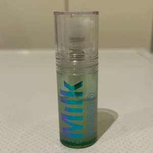 Milk Makeup Hydro Grip Primer 10ml - Transparent primer i pumpflaska från Milk Makeup. Produkten har en grön ton och kommer i en cylinderformad plastflaska med genomskinligt lock. Perfekt för att skapa en återfuktad bas innan smink. Finns ingen kartong till.