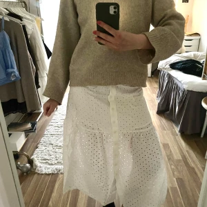 Vit sommar lång kjol - Vit sommar lång kjol💞🌸 Använd en gång därav att lappen är borta!