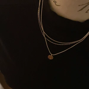 Svart kortklänning från Gina Tricot - Säljer en svart kortklänning från Gina Tricot med hög hals och korta ärmar. Klänningen har en figurnära passform upptill och lätt utställd kjol. Perfekt för dig som gillar en enkel och stilren look.