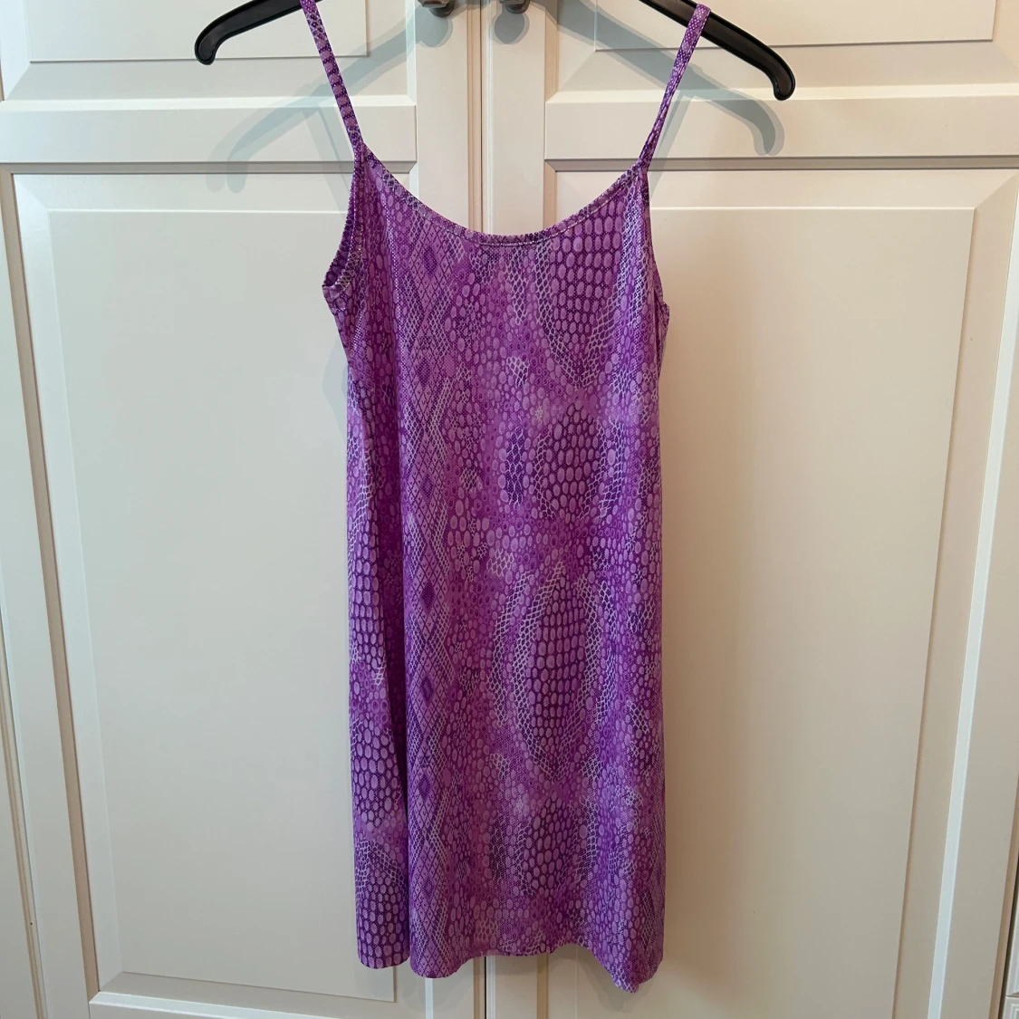 Lila kortklänning med ormmönster från Fashion 100 - 3