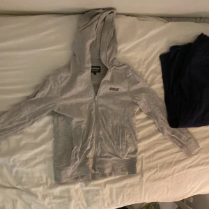 Grå hoodie med dragkedja från Barbour International - Säljer en ljusgrå hoodie från Barbour International i storlek L. Tröjan har dragkedja framtill, huva och två fickor. Klassisk logga på bröstet och mjukt bomullsmaterial. Perfekt för en avslappnad stil. Den har ett litet märke under barbour märket som den fick när jag ramlade för några år sedan, men det går att sy igen