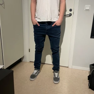 Mörkblå jeans from NEUW - Säljer ett park fina jeans i bra skick som är rätt dåligt använda å mest ligger i garderoben säljer dem då dem bara ligger, bara å skriva om har nå frågor eller vill ha fler bilder 