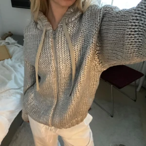 Silvrig hoodie från Zara  - Superfin silvrig zip tröja från Zara 