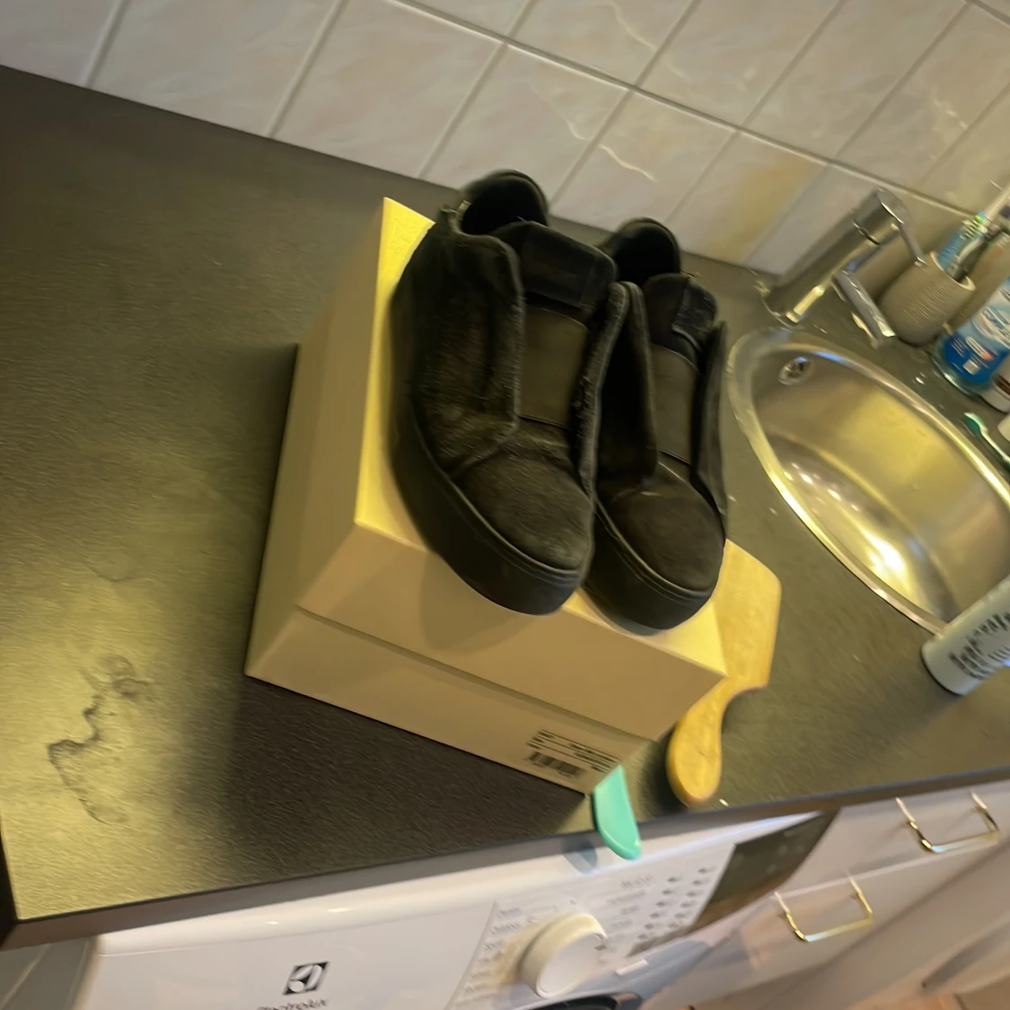 Svarta sneakers i mocka från Axel Arigato - 2