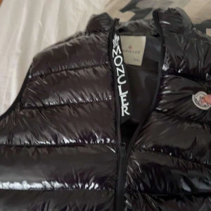 Moncler - Säljer min moncler väst då jag ej blev nöjd med mitt köp för den va för liten