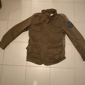 Olivgrön jacka från Zadig & Voltaire - Säljer en fieldjacket från Zadig och Voltaire i limited edition . Köpt i New York men är för stor för mig så ligger bara och väntar på en ny ägare. Använd max 5 gånger så i princip nyskick. Storlek S men passar även M 