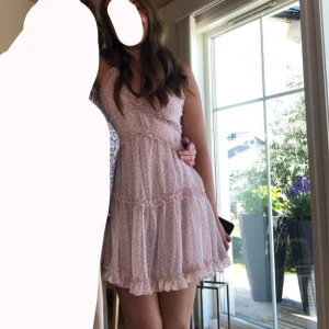 Rosa sommarklänning - Superfin rosa klänning från NAKD i storlek 34 (men passar även 36). Perfekt nu till sommaren!!💕☺️ säljer då den tyvärr blivit för liten för mig