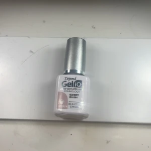Depend Gel iQ i färgen Sunset Blush - Depend Gel iQ nagellack i nyansen Sunset Blush. Ljust rosa/nude färg med glansig finish. Kommer i en liten flaska med silverfärgat lock och penselapplikator. Perfekt för gelmanikyr hemma. Bara använd 2-3 gånger.