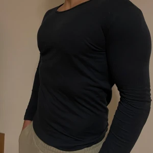 Marinblå  tröja från Samsøe Samsøe - Snygg marinblå långärmad tröja från Samsøe Samsøe i storlek M. Perfekt för en stilren och enkel look. Tröjan har en klassisk passform och är tillverkad i ett mjukt material.