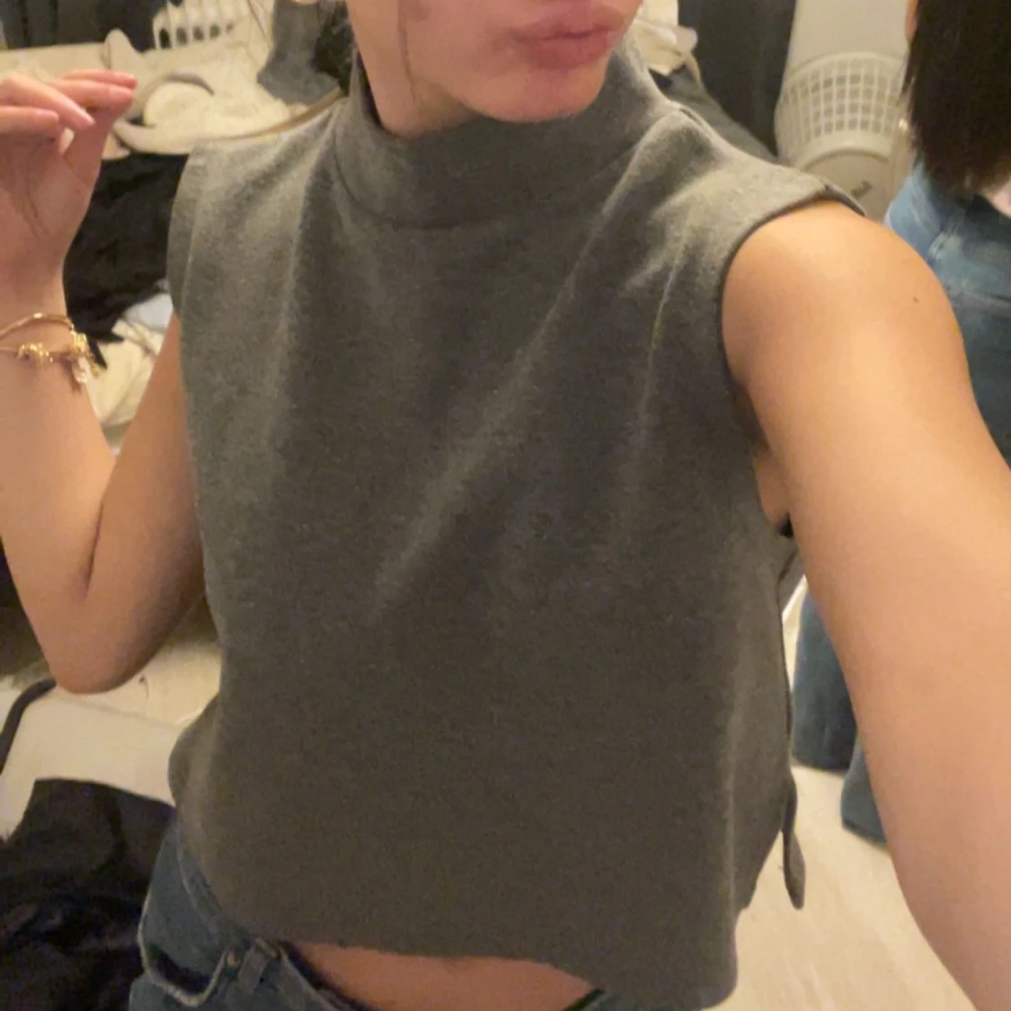 Grå ärmlös polotopp - 1