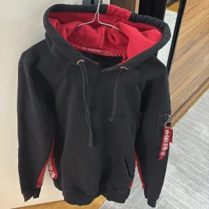 Svart hoodie från Alpha Industries - Svart Alpha Industries hoodie.