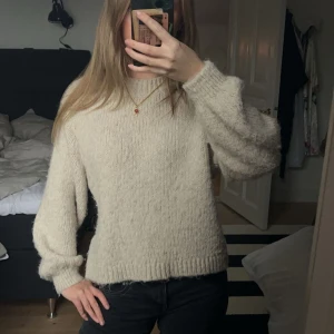 Beige stickad tröja - Mysig beige stickad tröja. Älskar denna men tyvärr finns det andra tröjor jag använder mer, därav säljer jag den.  💕💕