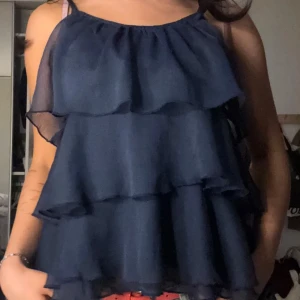 Blus - Säljer denna så söta blus. Säljer den då den inte riktigt passade. Köpte den ifrån en annan tjej här på plick så bilderna är därmed lånade av henne❤️