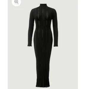 Avora klänning  - Klänning Tali från Avora, oanvänd. Strl XS men väldigt stretchig så passar även S/M. 