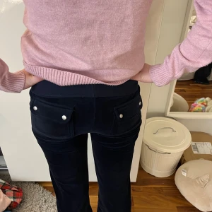 Marin blå mjukisbyxor från Juicy Couture - Snygga marin blå mjukisbyxor från Juicy Couture i mjukt material. Byxorna har en bekväm passform med fickor framtill&backtill!! Köpte dom för 1200, Pris går självklart att diskuteras💗