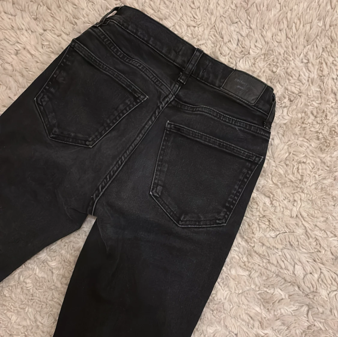 Svarta bootcut jeans från Gina tricot  - 4