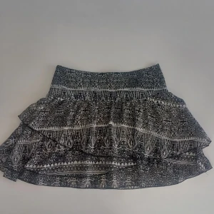 Fin sommarkjol💗 - Snygg svartvit kjol från Gina Tricot med ett detaljerat mönster. Kjolen har volanger och en dragkedja bak för enkel påklädning. Har en passform och använd ett fåtal gånger