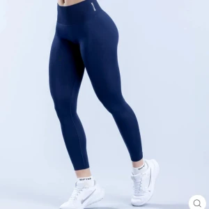 Mörkblå träningsbyxor från Dfyne  - Snygga mörkblå träningsbyxor från dfyne. säljer på grund av att dom ör lite för små för mig. (använda endast en gång)🙂