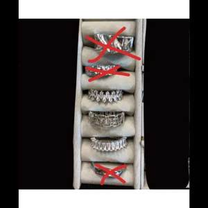 Set med sex silverringar - säljer dessa jättefina silver ringar som jag köpte här på plick, alla är justerbara och ser ut som nya. alla  kostar 80kr styck! de överstrukna är sålda💕 kom gärna privat för frågor/fler bilder!💘