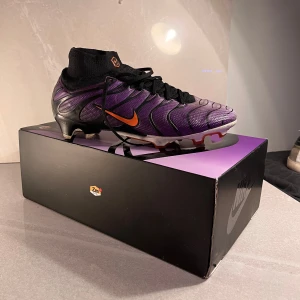 Fotbollsskor - Nu säljer jag mina fotbollsskor. De är använda cirka 5-6 gånger. Vid snabb affär kan priset diskuteras. Hör av dig om du är intresserad eller har frågor. Helt äkta skor från Nike 