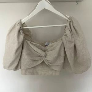 &other stories topp - Topp från &other stories i linne material, super fin och skön! Dragkedja vid sidan och resår i bak. Aldrig använd då jag köpte två olika storlekar. Ny pris 700kr 