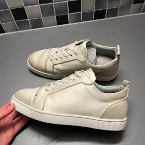 Christian louboutin skor  - Skick 6-10, inget og medföljs, lite sönder på vissa ställen men har mkt kvar att ge, gjort i ngt hästpäls aktigt material vilket ger skorna en sjukt snygg look 
