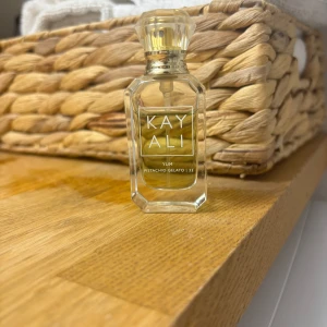 Kayali Yum Pistachio Gelato 33 - Säljer en parfym från Kayali med doften Yum Pistachio Gelato 33. Flaskan är 10ml, ca 8-7ml kvar. 