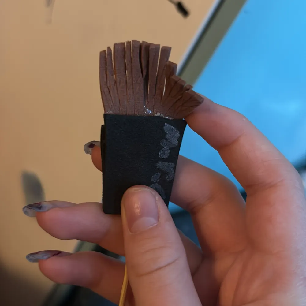 Unika handgjorda sminkverktyg i mjukt foam papper, inklusive sminkborste, läppstift, nagellack och ögonskugga osv. Perfekt för lek och kreativitet. Verktygen är färgglada och detaljerade, med en mix av lila, rosa, rött, grönt, svart och brunt.. Beauty.