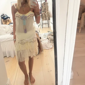 Coquette , Gult/ flerfärgat co-ord set med pärldetaljer - Säljer detta fina set från Munthe Plus Simonsen i storlek 36. Nyskick med lapp kvar. Båda delarna köpte jag på rea för 899kr/ styck. Säljer nu hela sättet för 750kr.  Säljer delarna enskilt för minst 500kr/styck.