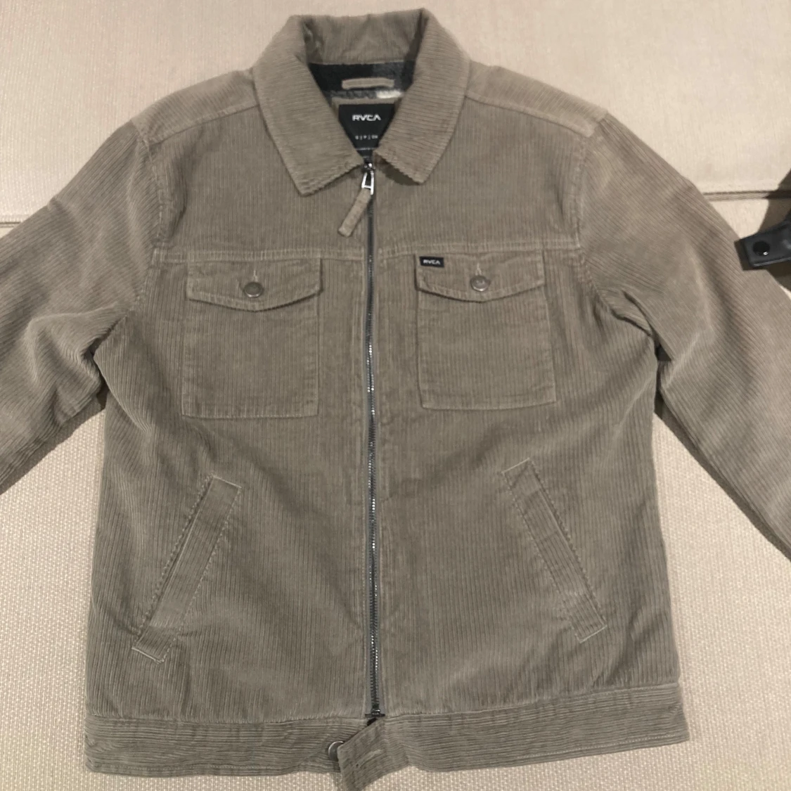 Olivegrön overshirt i Manchester från RVCA - 1