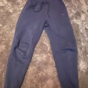 Nike tech - Mörkblå Nike byxor, storlek S. dom är inte använda särskilt mycket men lite noppriga, kan se på sista bilden. dom är köpa i butik. 