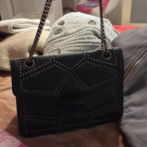 Svart axelväska med nitar  - Snygg svart axelväska. 50kr 