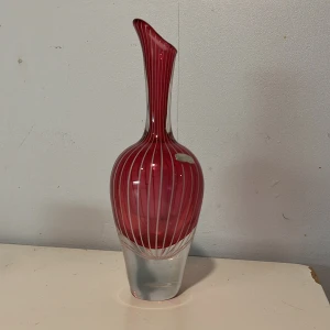 Vas från glasförädlingen Hovmantorp - Röd vas med vita ränder, liknar en vicke Lindstrand vas men vet ej om det är en sådan😌