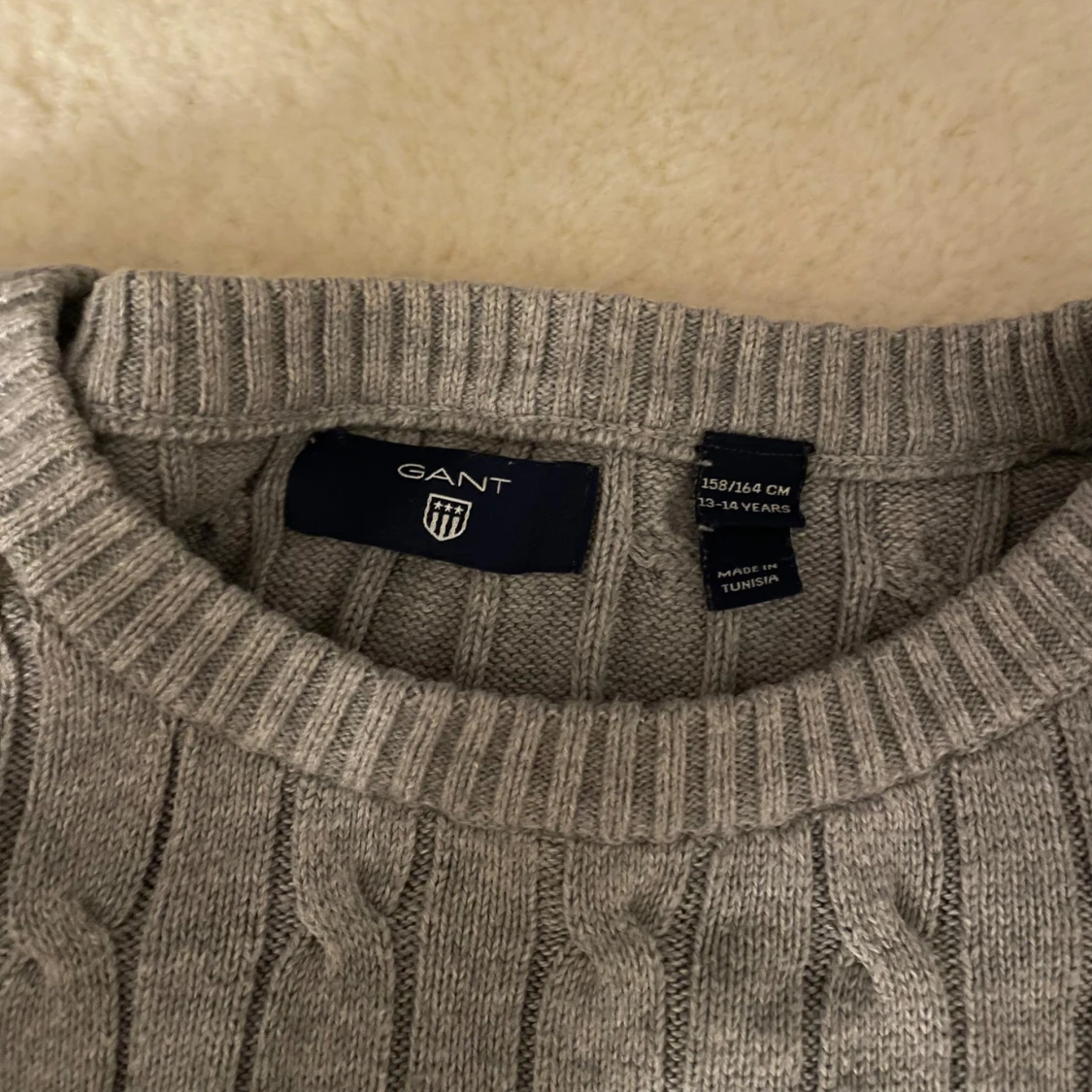 Grå kabelstickad tröja från GANT (164) - 3