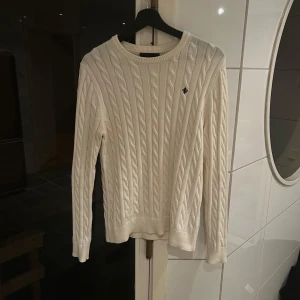 Morris kabelstickad tröja - Tjena! Säljer denna snygga Morris tröjan som är i ett riktigt bra skick, perfekt tröja som funkar till allt. Hör av er för frågor och funderingar. Passar dom som är runt 180