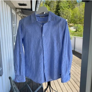 Linneskjorta  - Tja! Säljer nu denna somriga och snygga skjortan från Kappahl! Använd ett fåtal gånger. Nypris 349 kr. Hör av dig vid funderingar! 