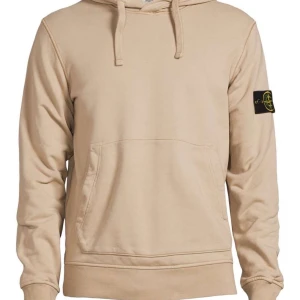 Beige hoodie från Stone Island - Hej ! Säljer min Stone Island hoodie i storlek Medium då den inte kommer till användning för mig. Köptes på NK för 3499kr. Finns ett litet märke på magfickan , hör av er privat för bild. Tröjan är i gott skick utöver det. 
