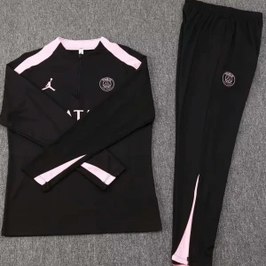 Svart och rosa träningsset från Jordan x PSG - Snyggt träningsset i svart med rosa detaljer från Jordan x PSG. Tröjan har långa ärmar och en halv dragkedja framtill. Byxorna har en smal passform med elastisk midja. Perfekt för träning eller avslappnad stil.