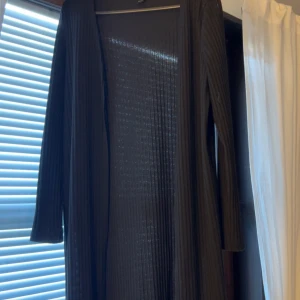Svart ribbad lång kofta - Säljer denna fina kofta ifrån SHEIN i storlek S, aldrig använt🩷
