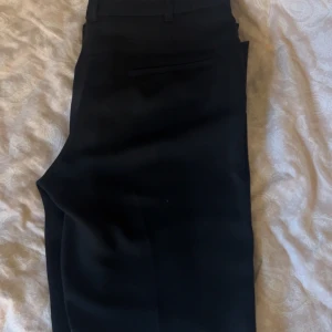 Svarta midwaist kostymbyxor - Säljer domma fina kostymbyxorna ifrån mango i storlek 36, aldrig använt🩷
