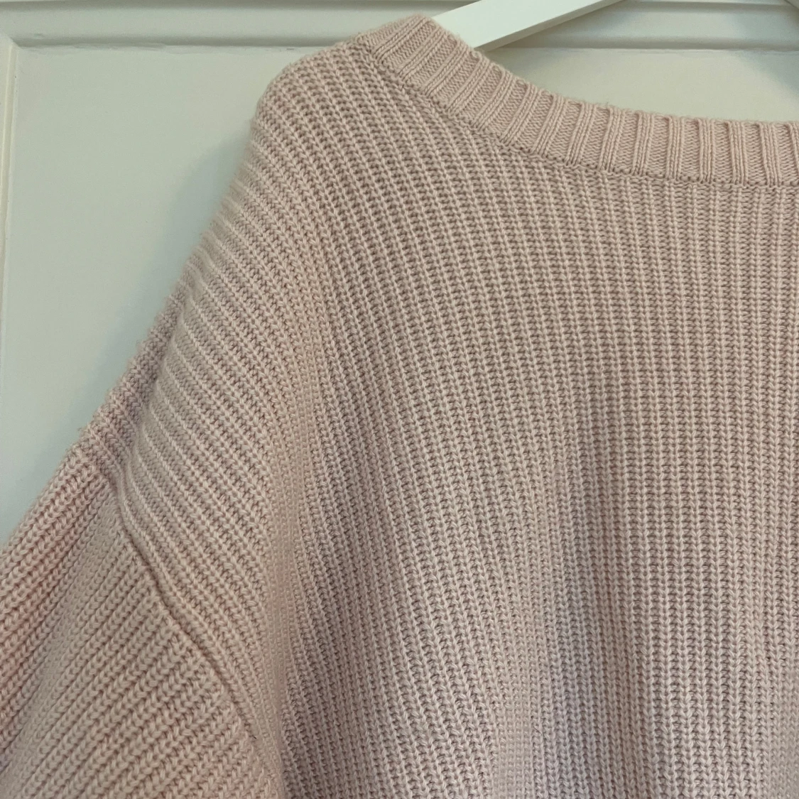 Ljusrosa stickad tröja med öppen rygg - 1