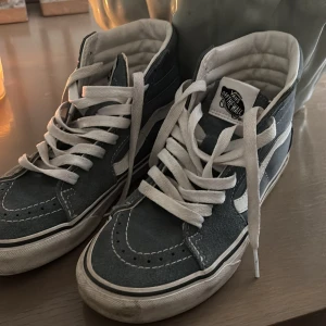 Grå blå sneakers från Vans - Snygga grå sneakers från Vans med vit sula.