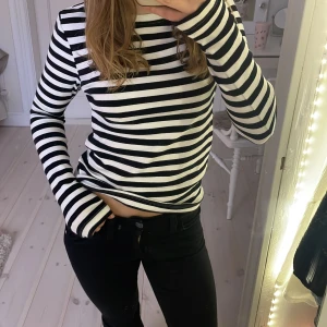 Randig långärmad tröja från Mango - Säljer en svartvit randig långärmad tröja från Mango. Tröjan är gjord i ett lite tjockare mjukt tyg så den är väldigt skön! Använd väldigt lite och säljer för att den inte är min stil längre💓