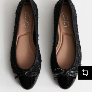 Svarta ballerinaskor från new look - Helt oanvända Eleganta svarta ballerinaskor från new look med glittrig yta och lackad spetsig tå. Skorna har en  rosett framtill och är perfekta inför våren och sommaren.  Kan diskutera pris 