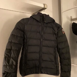 Svart dunjacka från Parajumpers - Säljer en svart dunjacka från Parajumpers. Jackan är superlätt och har en dragkedja framtill. Äkta! 