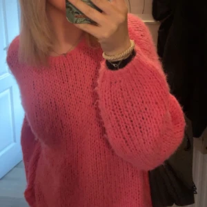 Rosa stickad tröja - Säljer en mysig rosa stickad tröja med lång ärm. Perfekt för kyligare dagar och ger en färgglad touch till din outfit. Hör av dig vid intresse! 💖