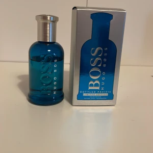 Hugo Boss Bottled Pacific Eau de Toilette - Säljer en flaska Hugo Boss Bottled Pacific EDT i en snygg blå glasflaska. Limited Edition. Perfekt nu inför sommaren. 40ml kvar Kontakta om frågor Pris kan diskuteras 